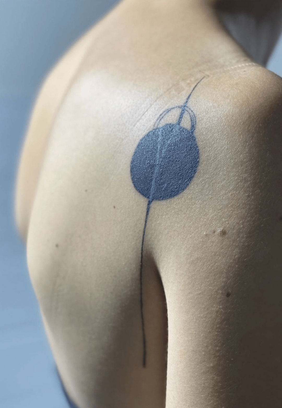 Tatuaje abstracto en hombro