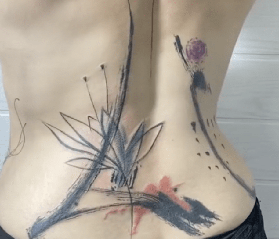 Tatuaje con flores en la espalda
